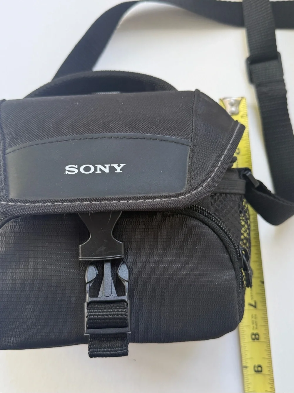 Sony LCSU11 Soft Compact Carrying Case for Cyber-Shot Cameras (Black), Excellent